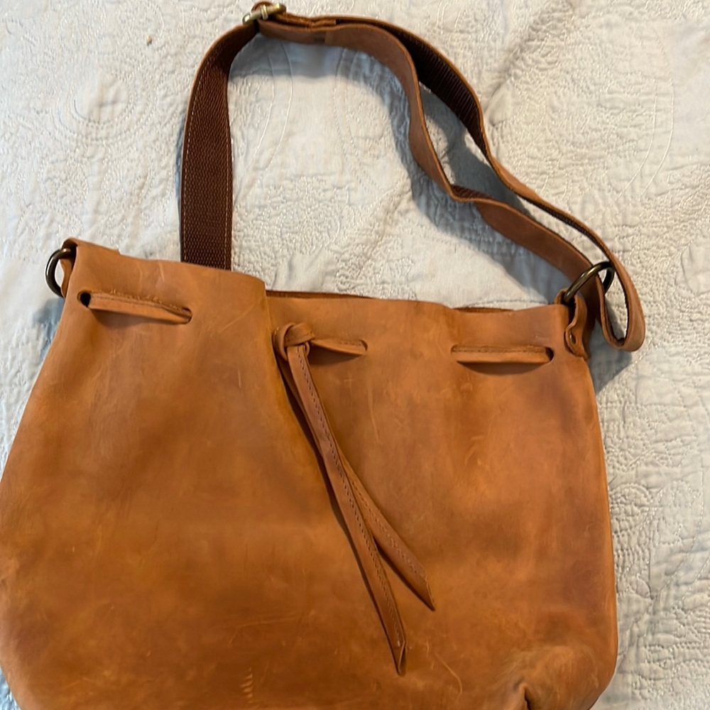 Leather crossbody bucket